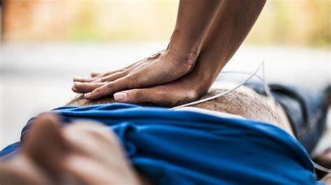 Homem tem parada cardiorrespiratória e morre na rua em Blumenau