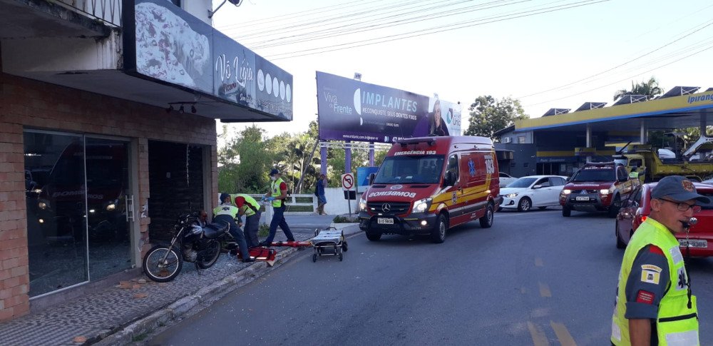 Motociclista bate contra vidraça e fica ferido em Gaspar nesta quarta