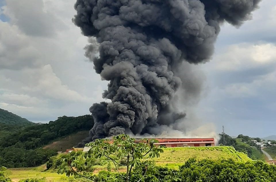 Incêndio atinge galpão de empresa e mobiliza bombeiros em Brusque