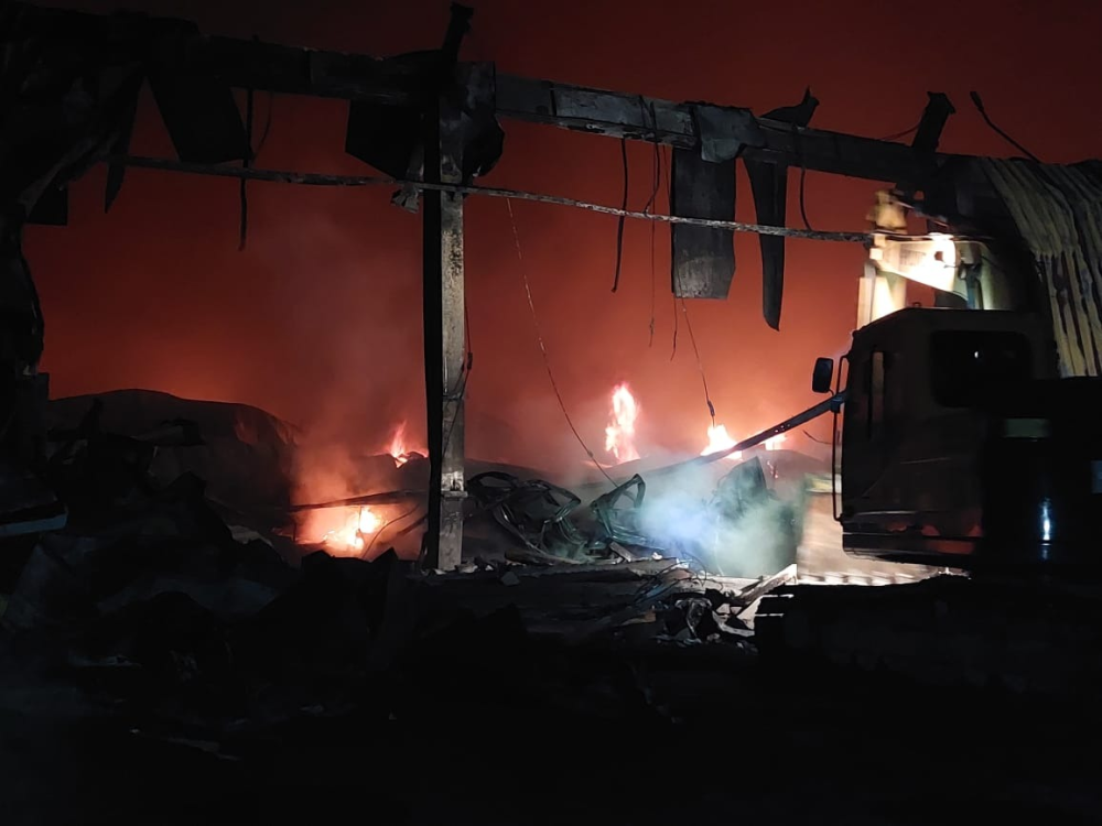 Combate ao incêndio em galpão já passa de 17 horas em Brusque