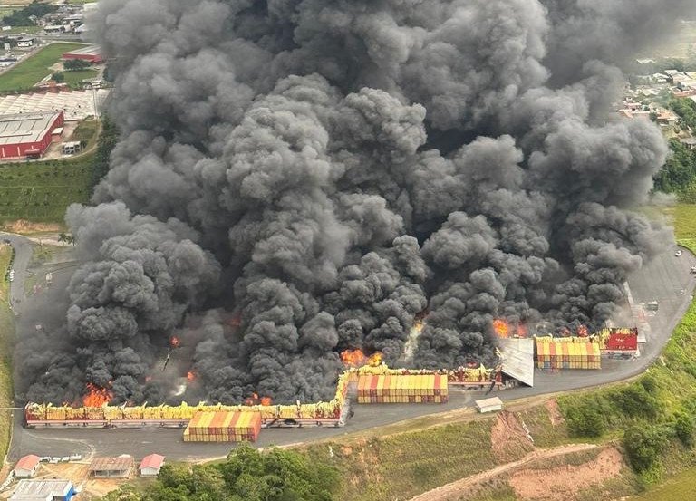 Bombeiros ainda trabalham no rescaldo de incêndio que atingiu empresa em Brusque