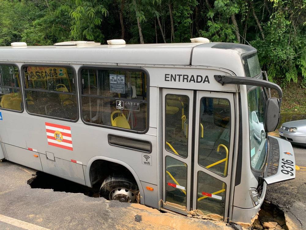 Vídeo: Ônibus que caiu em cratera aberta após rompimento de tubulação é retirado em Blumenau