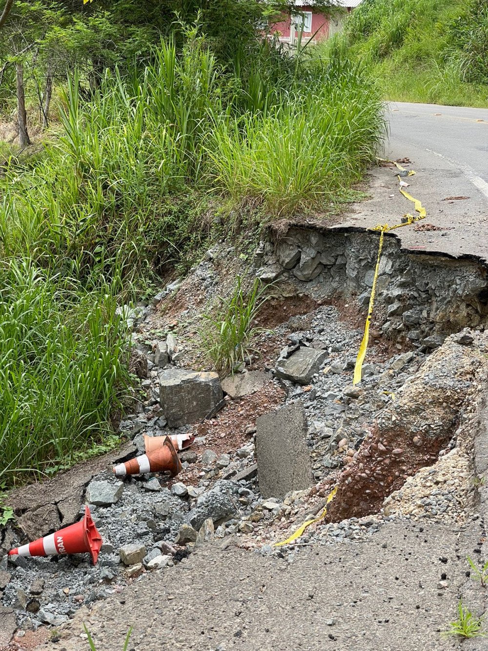 Desbarrancamento de pista deixa moradores preocupados em Gaspar