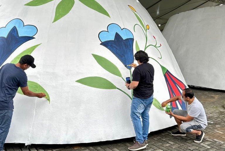 Ovo de 16 metros de altura da 15ª Osterfest começa a ser pintado em Pomerode