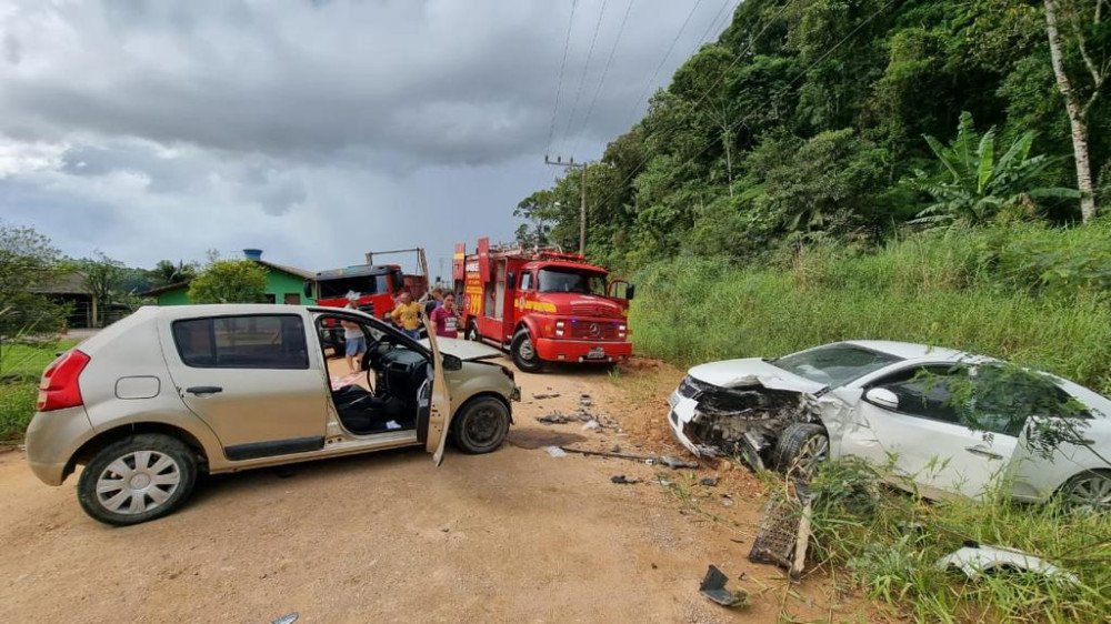 Acidente: Batida de frente em Ilhota deixa três pessoas feridas