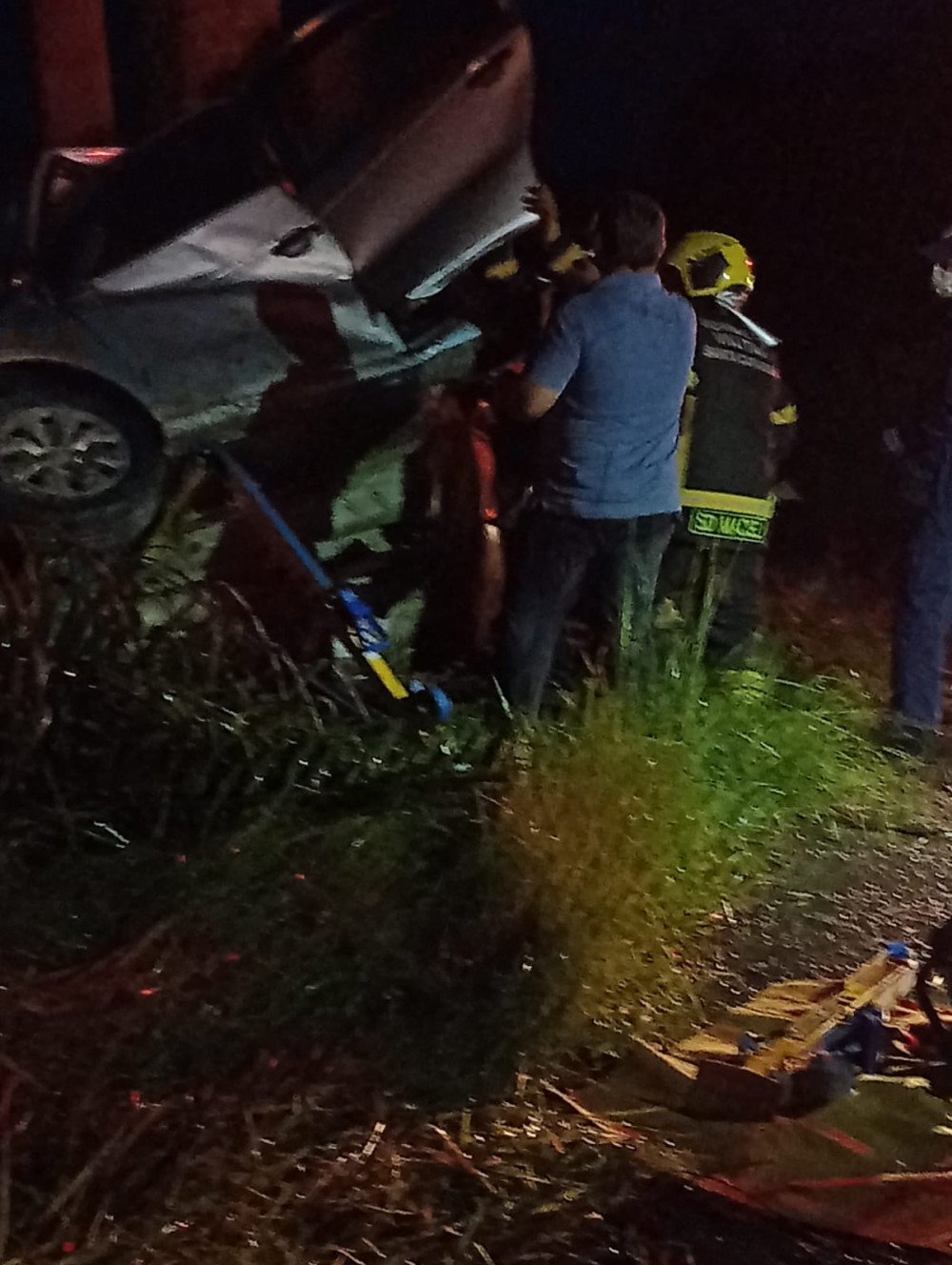 Carro bate contra árvore e deixa quatro mortos em Pouso Redondo