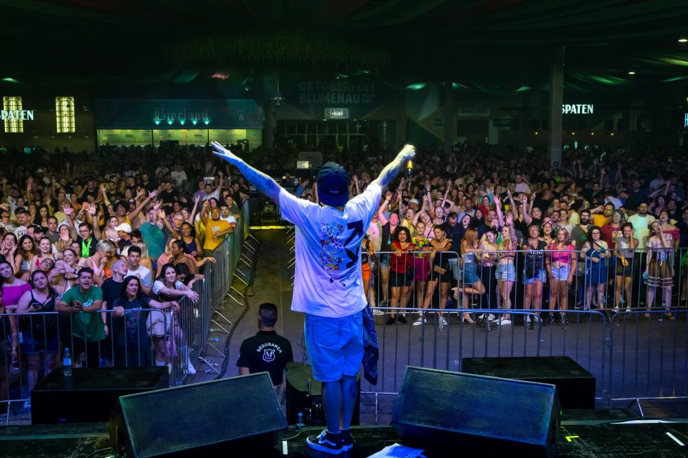 Diversidade musical marca segunda noite da Sommerfest em Blumenau
