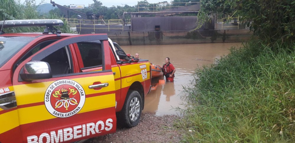 Motor de barco quebra e bombeiros fazem resgate no Rio Itajaí-Açu em Gaspar