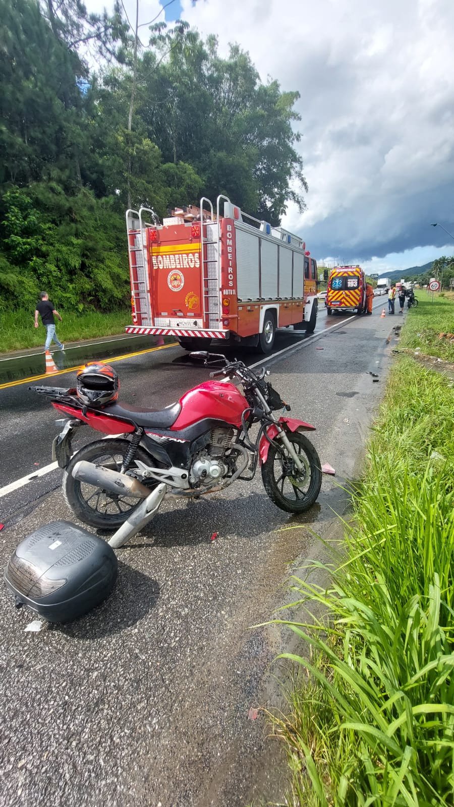 Acidente envolvendo carro, motos e bicicleta mobiliza bombeiros e arcanjo em Blumenau