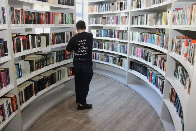 Biblioteca Pública de Itajaí bate recorde em empréstimos de livros em janeiro