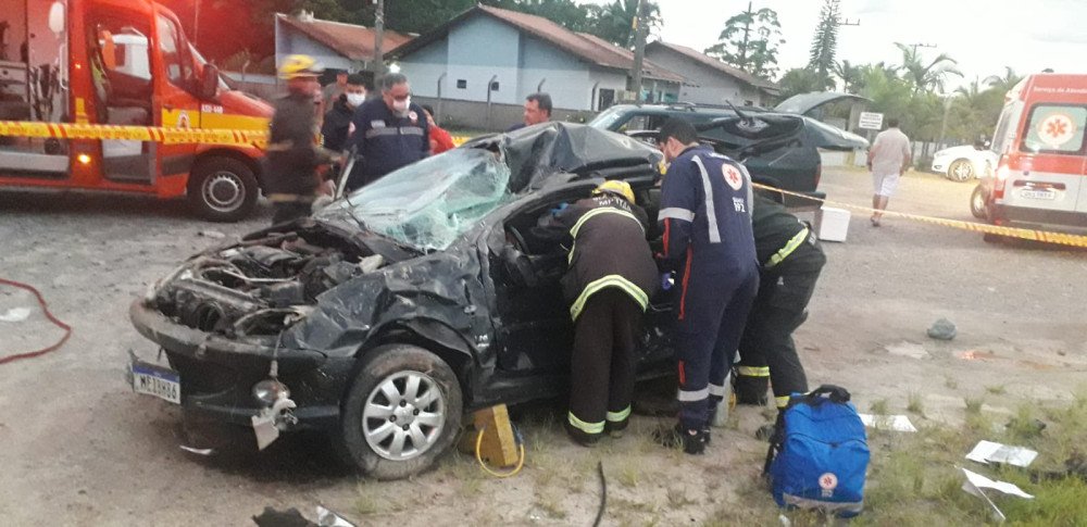 Homem capota na BR-470 em Gaspar e é removido pelo porta-malas do carro