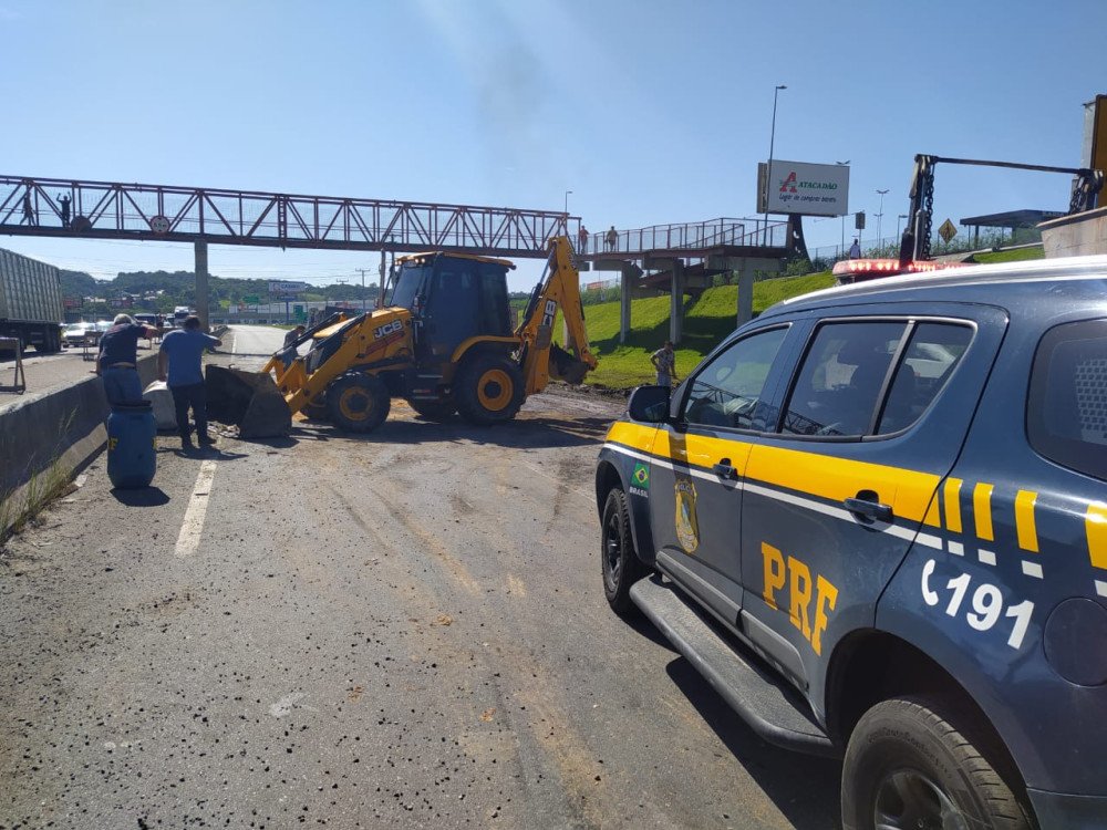 Carreta que tombou na BR-470 em Blumenau é retirada e trânsito é liberado