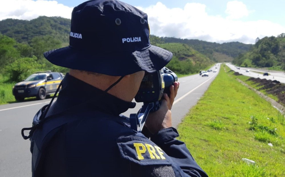 PRF flagra 77 condutores acima da velocidade máxima na BR-470 em Ilhota