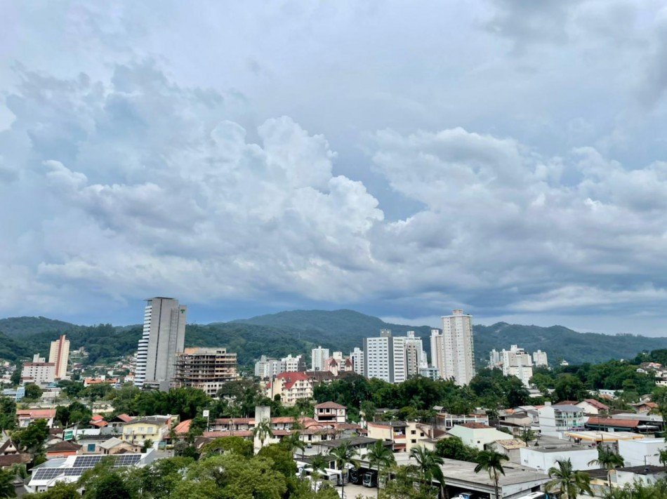 Terça-feira será de calor com possibilidade de pancadas de chuva em Blumenau