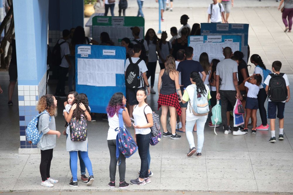 Mais de 520 mil estudantes da rede estadual começam o ano letivo nesta quarta