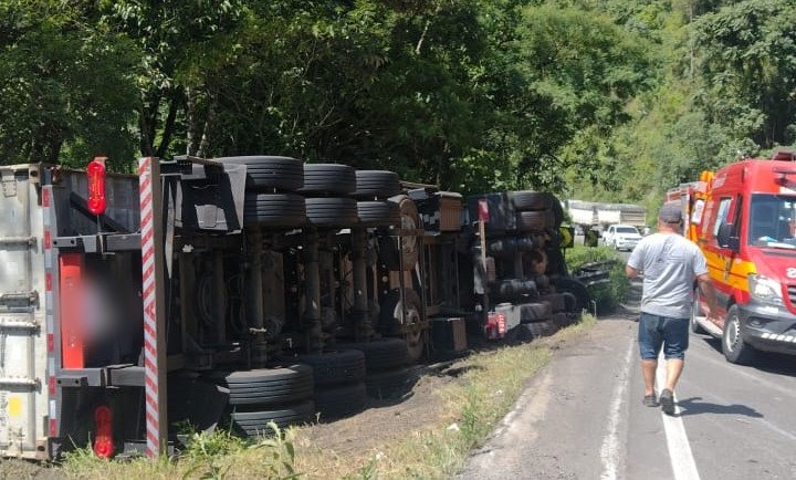 Motorista de carreta morre após veículo tombar na BR-470 em Pouso Redondo