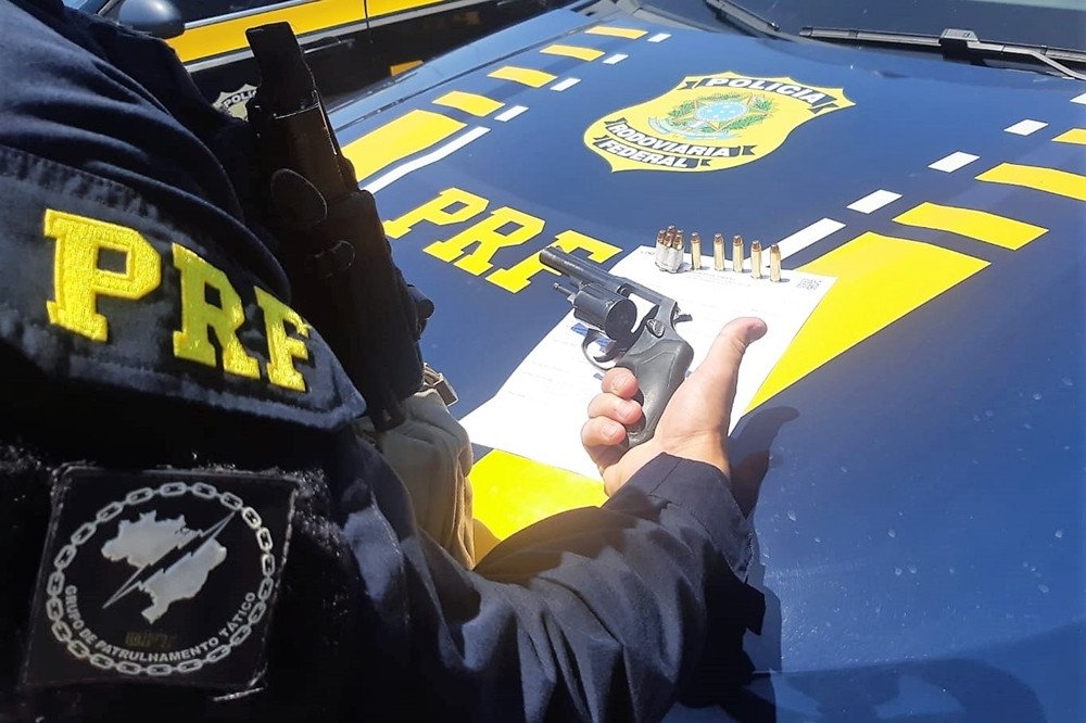 Homem procurado pela Justiça é preso com arma furtada na BR-101 em Itapema