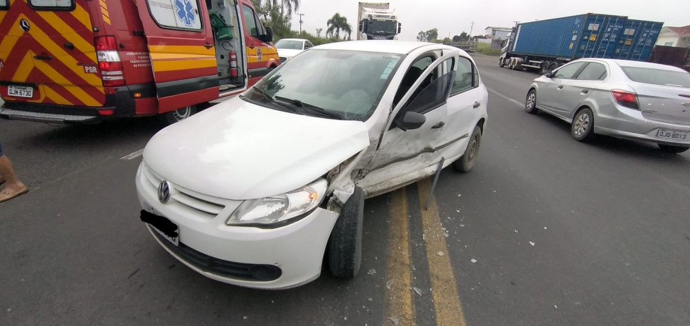 Acidente entre carros deixa dois feridos na BR-470, em Pouso Redondo