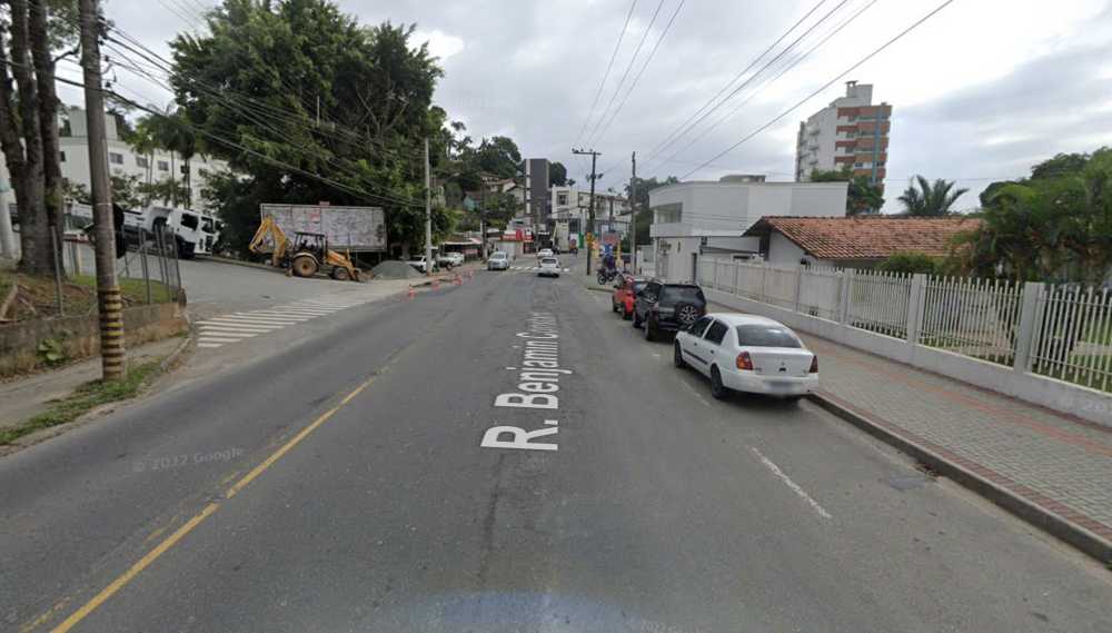 Manutenção em rede de distribuição de água deixa o trânsito lento em rua de Blumenau