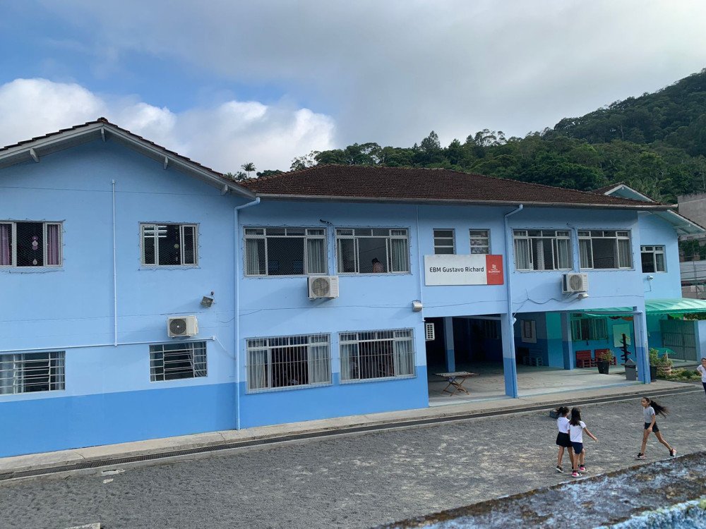 Vídeo: Escola Municipal Gustavo Richard de Blumenau enfrenta problemas com aparelhos de ar-condicionado