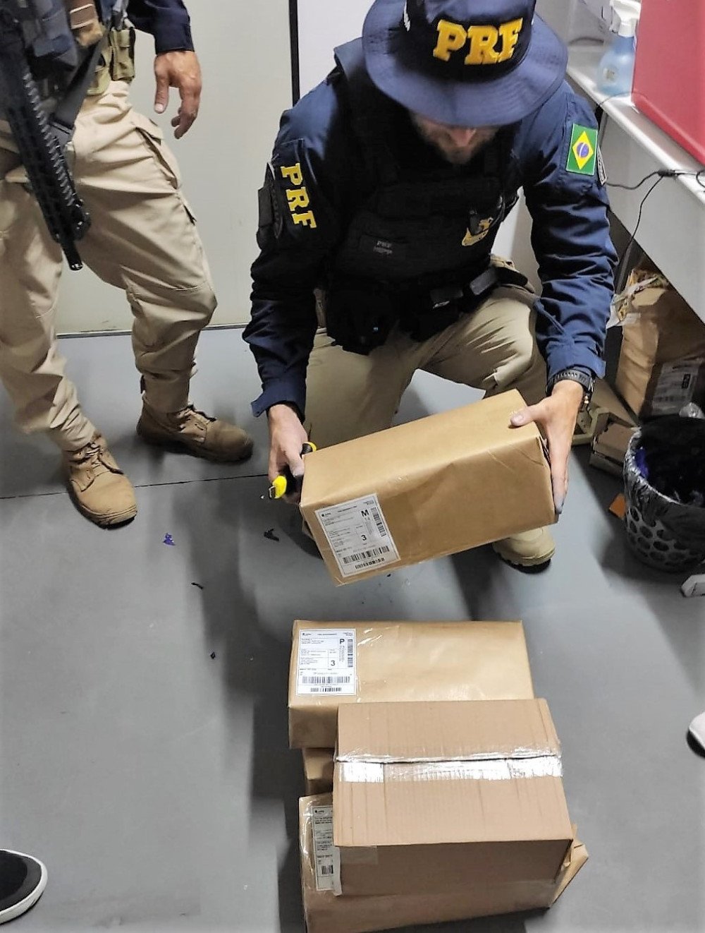 Policiais flagram caminhão que transportava drogas em caixas de encomendas em Biguaçu