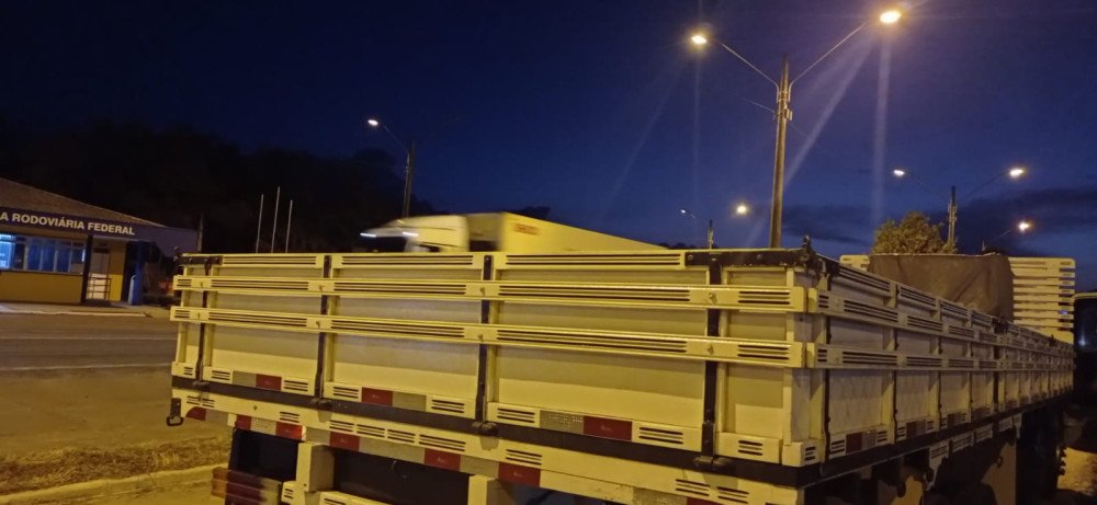 PRF flagra caminhoneiro dirigindo quase 21h sem parar na BR-470, em Rio do Sul
