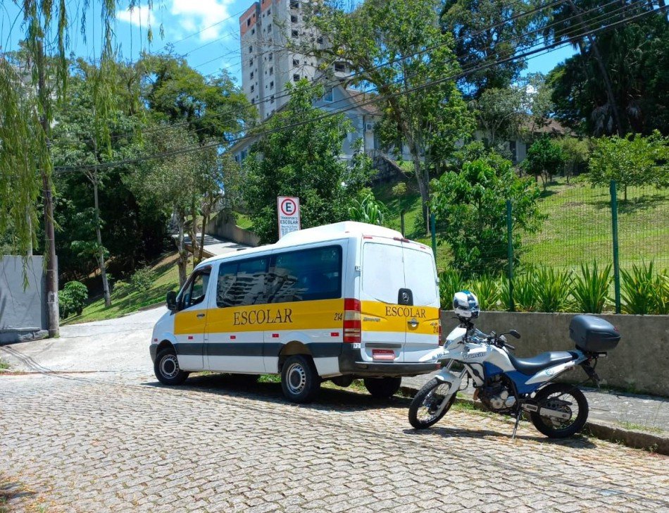 Blumenau: Van escolar é apreendida por falta de vistoria