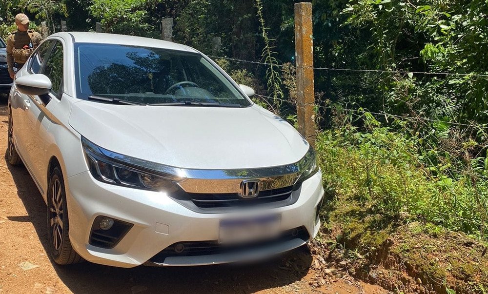 Polícia encontra carro levado por bandidos que assaltaram casal de idosos em Blumenau