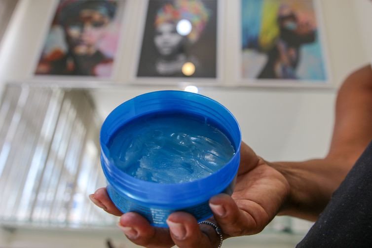 Anvisa proíbe venda de todas as pomadas para modelar e trançar cabelos; entenda