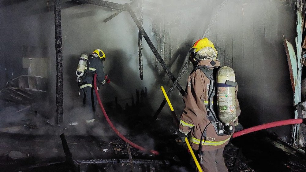 Empresa de reciclagem é atingida por incêndio na madrugada deste sábado em Blumenau