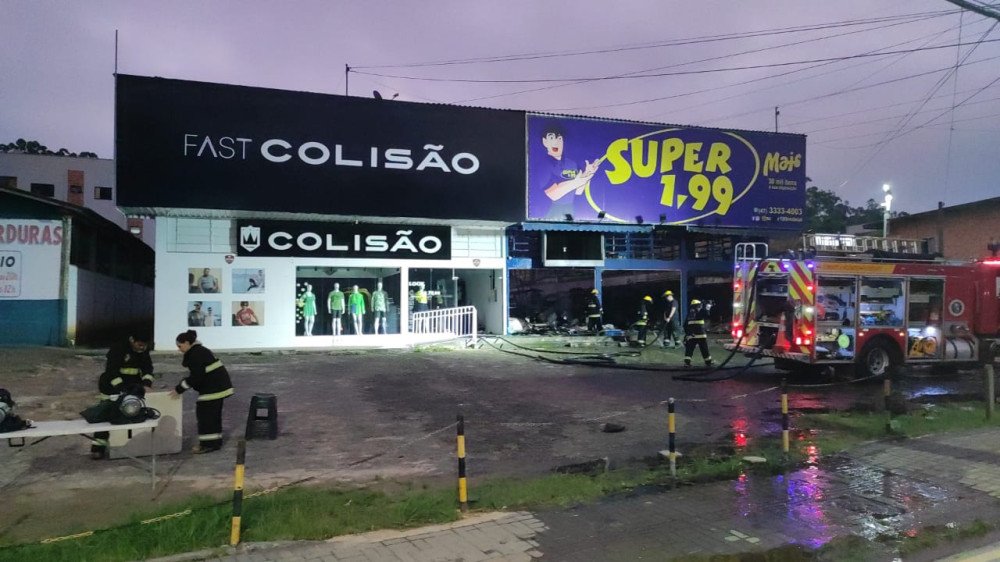 Incêndio de grandes proporções destrói loja na madrugada de domingo em Indaial