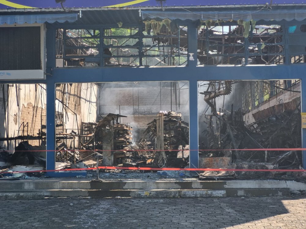 Novas imagens mostram loja totalmente destruída por incêndio em Indaial; veja fotos