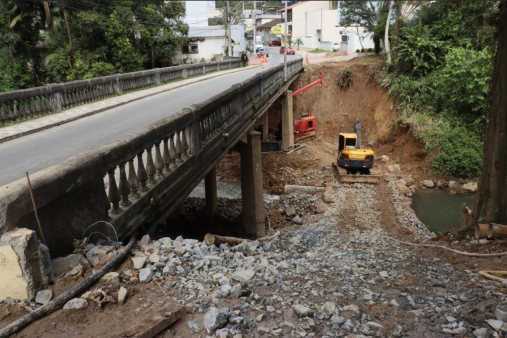 Rua Paraíba em Blumenau está interditada na manhã desta segunda-feira