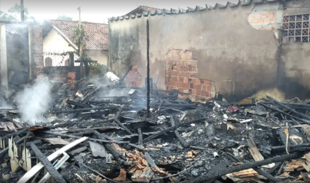 Moradora passa mal e morre depois de ver casa destruída por incêndio no litoral