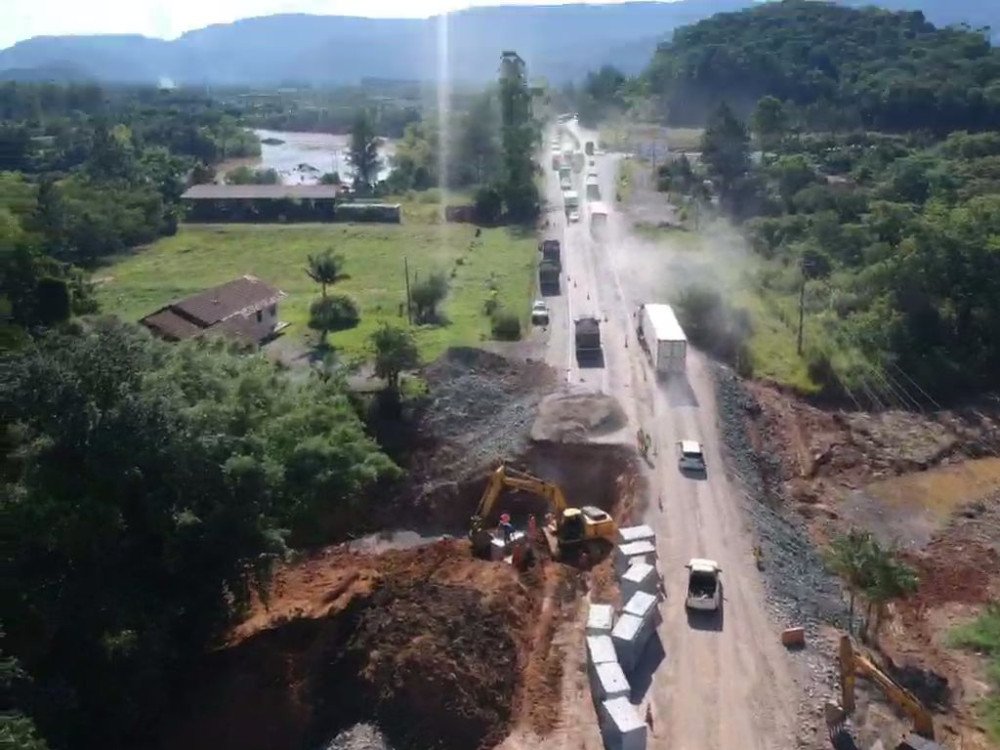Trecho da BR-470 está em meia pista em Rodeio nesta terça-feira