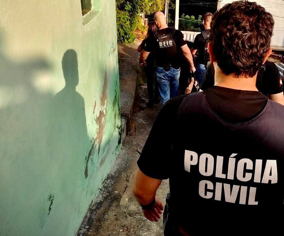 Operação Cliente Fake apreende computadores na casa de suspeitos de crime contra cooperativa em Blumenau