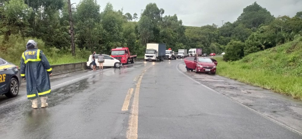 Carro de Blumenau se envolve em acidente com outros dois veículos na BR-470, no Alto Vale