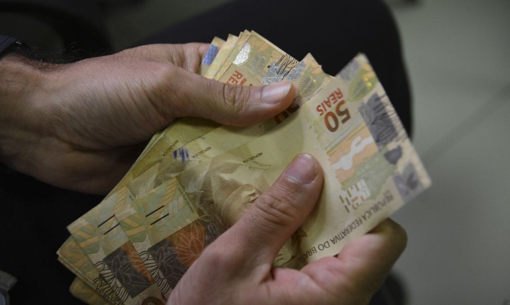 Jovem tenta sacar R$ 20 mil de banco com documentos falsos e acaba preso em Blumenau