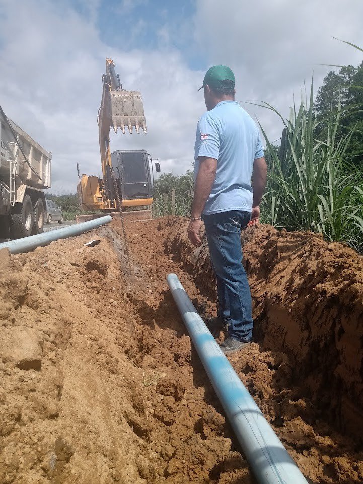 Implantação de rede de água vai deixar a rua Ricardo Georg de Blumenau em sistema siga e pare nesta quinta-feira