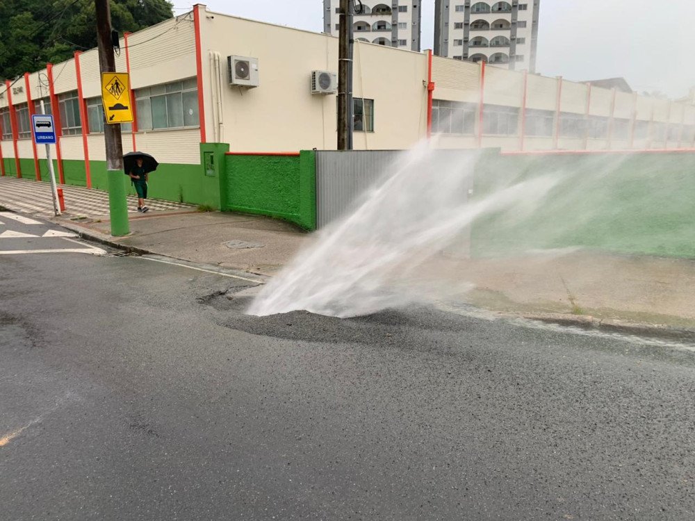 Tubulação se rompe e forma jato de água em rua de Blumenau; veja fotos