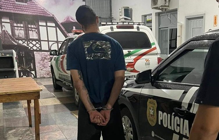 Envolvido em assalto a loja de Blumenau é preso enquanto curtia festa na cidade