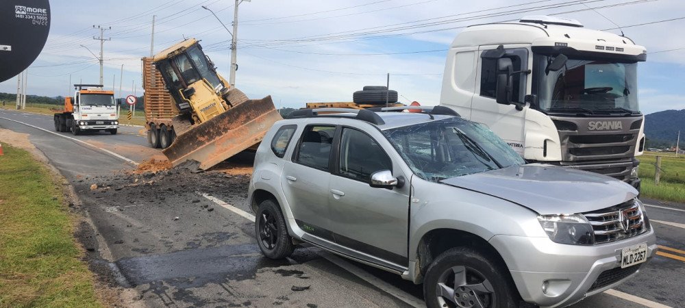 Batida entre carro e caminhão que carregava trator deixa três pessoas feridas em Gaspar