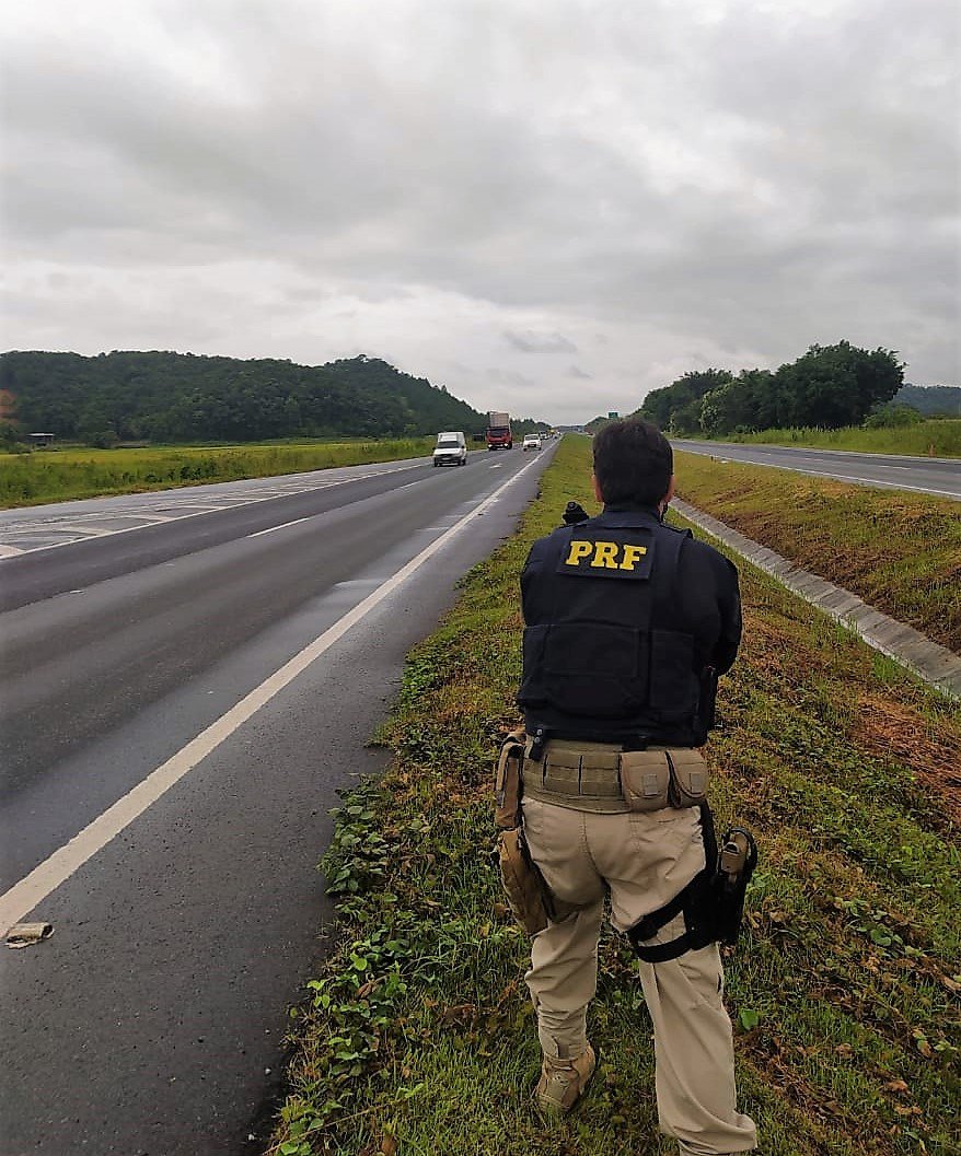 PRF flagra carro a 157 km/h na BR-470 em Gaspar