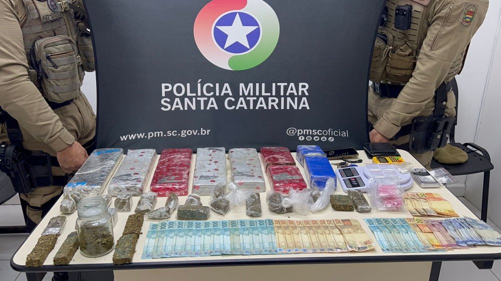 Polícia Militar prende sete pessoas e apreende grande quantidade de drogas em Blumenau