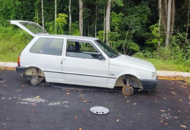 Carro furtado é recuperado pela polícia sem as rodas em Indaial
