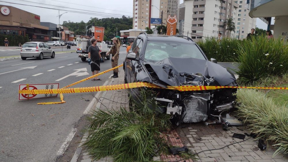Carro de luxo invade a contramão na rua Humberto de Campos e deixa uma pessoa ferida em Blumenau