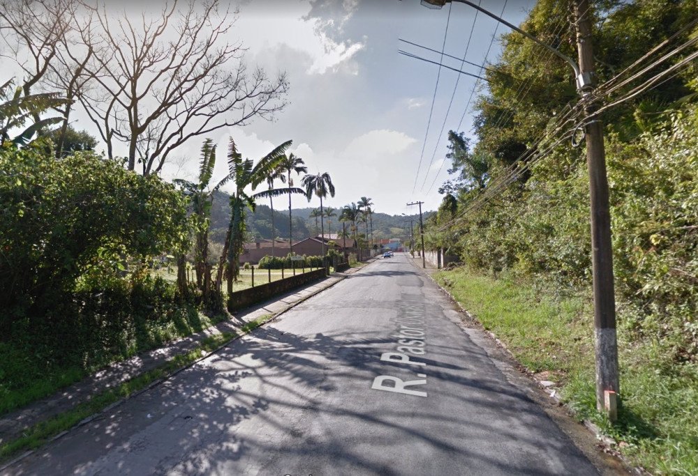 Homem sem habilitação e sem capacete é preso dirigindo motocicleta perigosamente em Blumenau