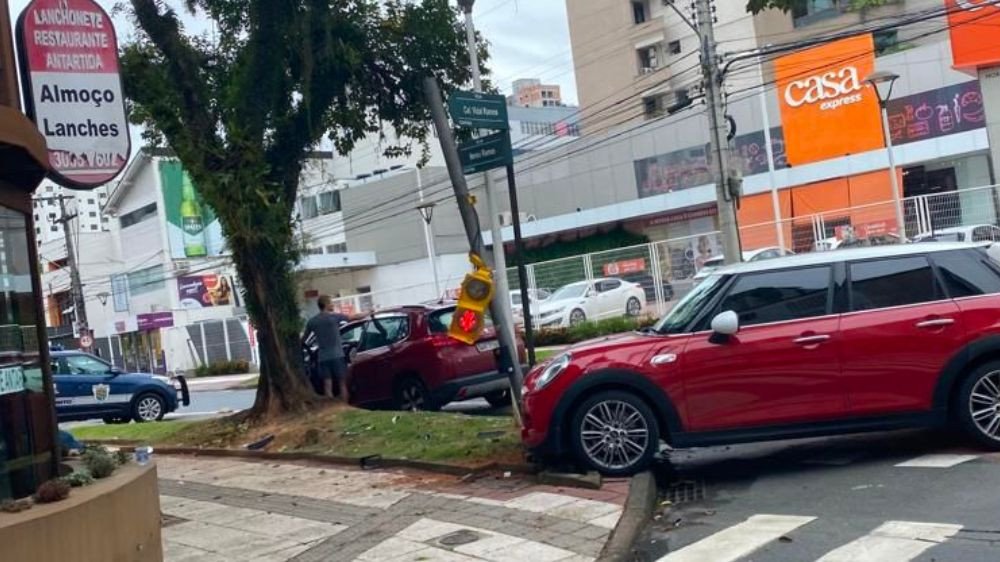 Acidente entre carros complica o trânsito na região central de Blumenau