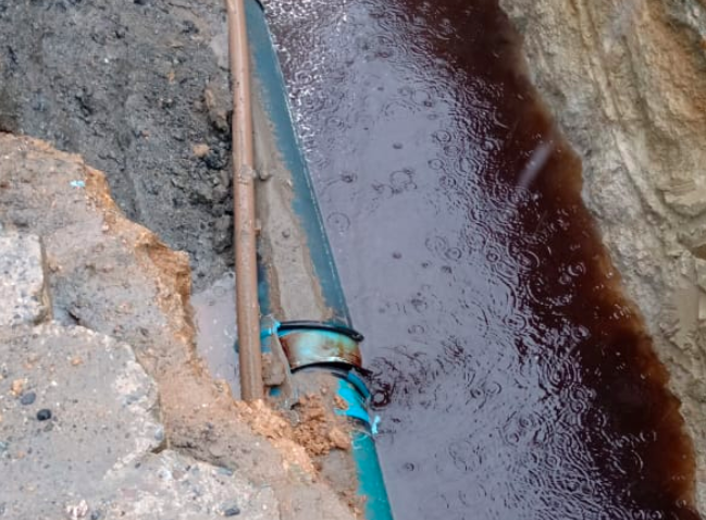 Manutenção de adutora deixa trânsito em meia pista no bairro Itoupava Seca