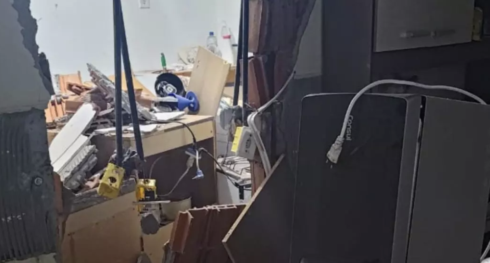 Explosão em rede de gás derruba parede de apartamento em prédio em Brusque